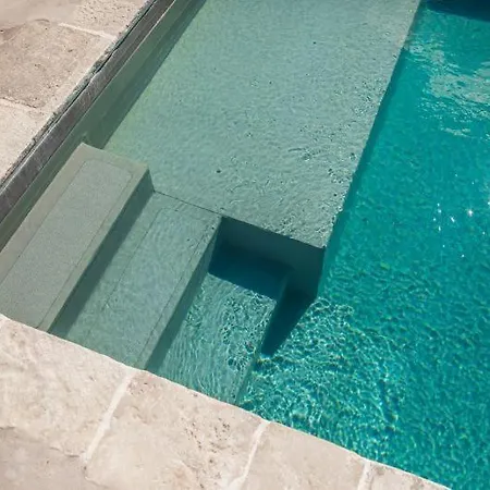 Sleeps 7 Pool Air Con Wifi 치스테르니노